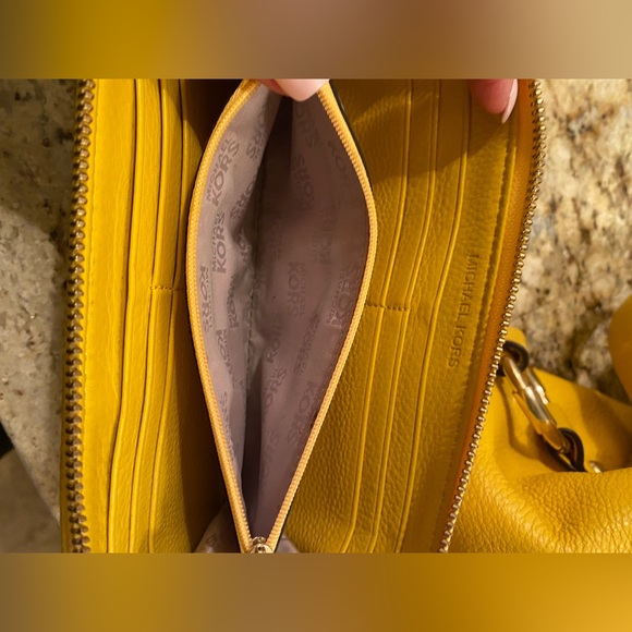 MICHAEL KORS DESIGNER HANDBAG WITH MATCHING WALLET - Picture 7 of 9